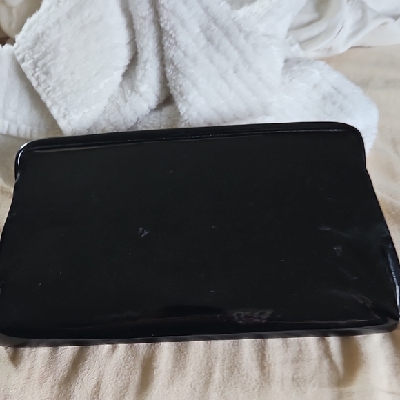 Elegant Black and Red Clutch Bag - Picture 3 of 6